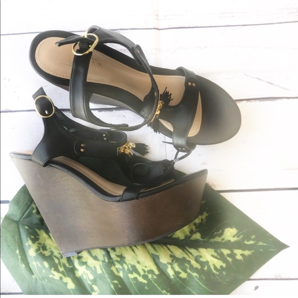 Adriana New York Tassle Wedge